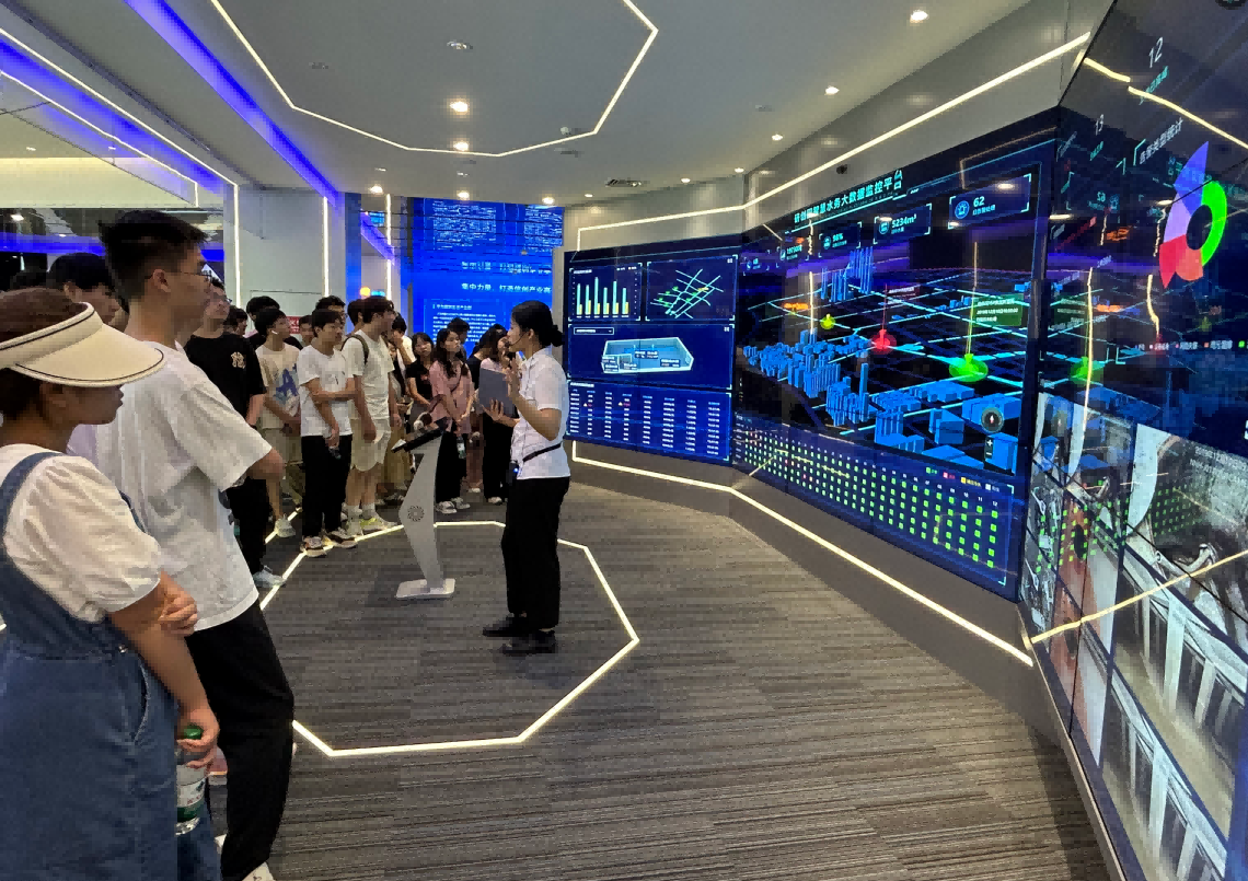 凯发K8科技IT精英暑期实训营活动日 | 探秘南京江北新区研创园 科技火花点亮未来梦想